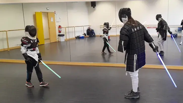 Duel de sabre laser, lame verte contre lame rouge, 13 novembre 2021.
