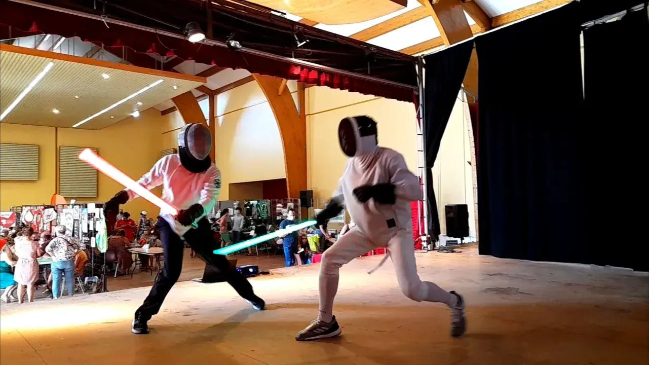 Démonstration de sabre laser devant le public, journée des associations.