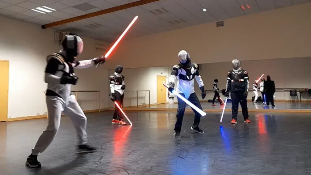 Duel rapproché de sabre laser, lames bleue et rouge.