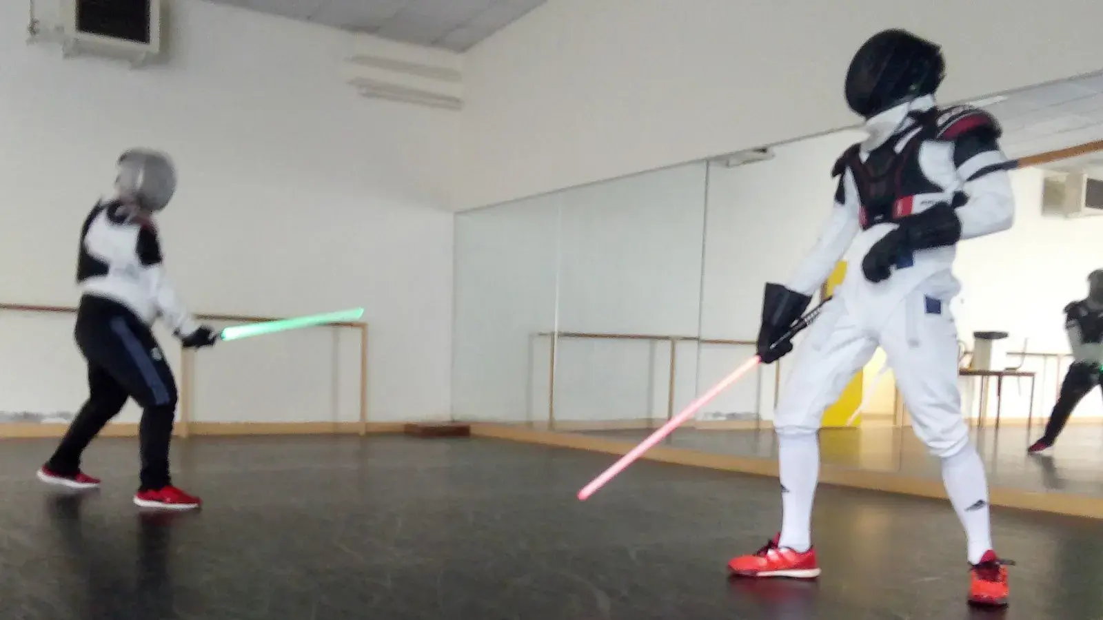Duel de sabre laser, lames lumineuses en action.