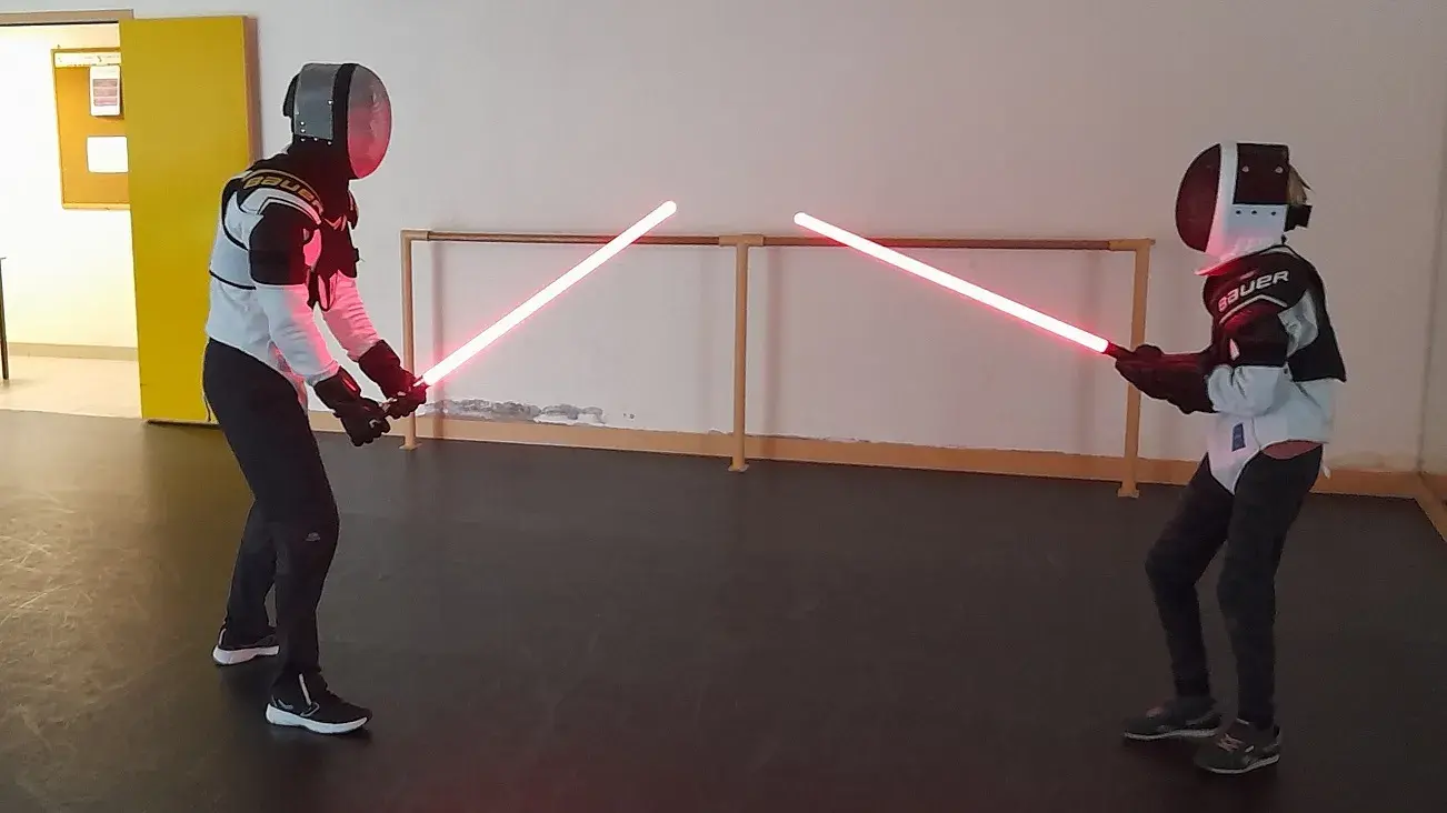 Atelier de sabre laser pour les jeunes à la rentrée.